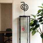 Entrada Vida Simala, vitrina de cristal