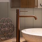 Grifo del cuarto de baño con mandala en el fondo