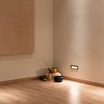 Rincón tranquilo de una de las salas con el cuenco tibetano