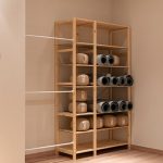 Estantería con esterillas clase