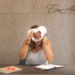 Eva con su libro Por un nacimiento consciente